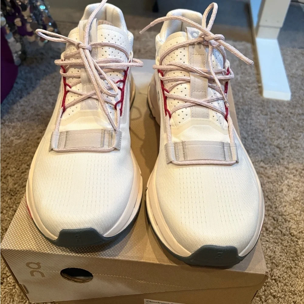 CloudNova 2 On Cloud Gym Shoe size 10 ivory/grenadine
